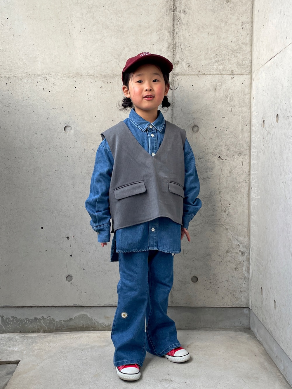 レッド系のスニーカー、グレー系のスーツセット、ブルー系のシャツ/ブラウスを着用したキッズの冬コーディネートの5枚目の写真