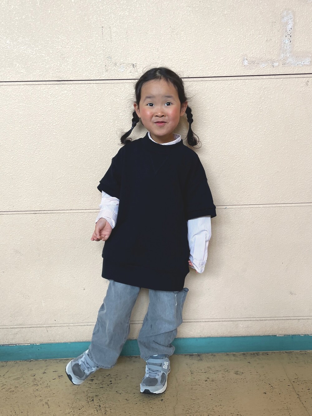 ブラック系のTシャツ/カットソー、グレー系のデニムパンツ、グレー系のスニーカーを着用したキッズの春コーディネートの3枚目の写真