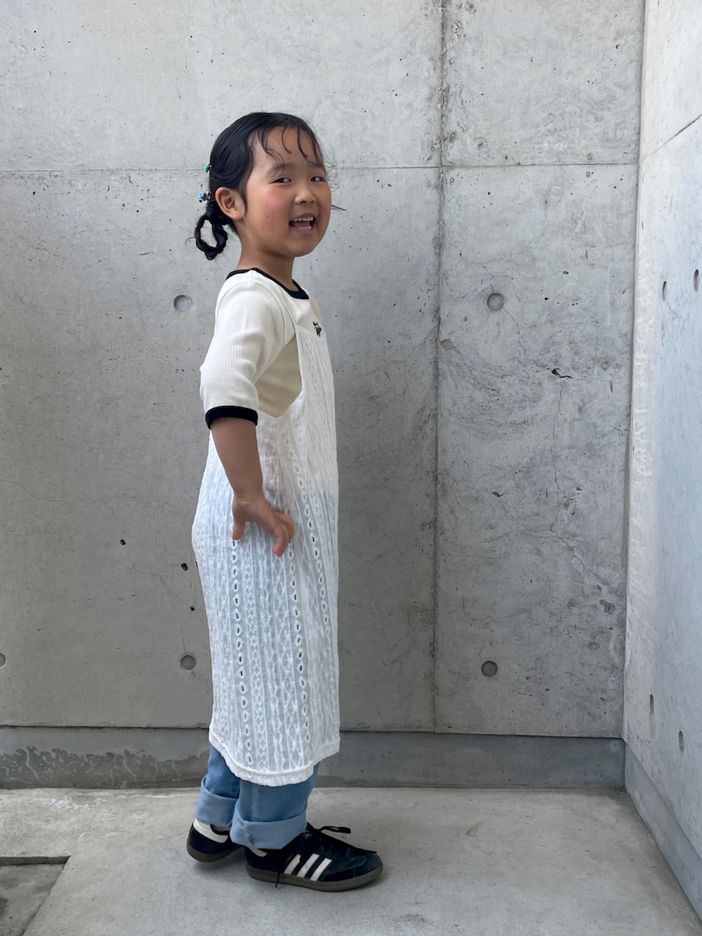 ホワイト系のワンピース、ホワイト系のTシャツ/カットソー、ブルー系のデニムパンツを着用したキッズの春コーディネートの4枚目の写真