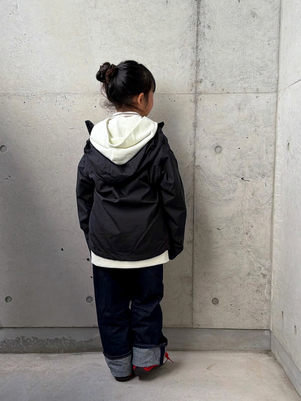 ホワイト系のパーカー、レッド系のスニーカー、ホワイト系のトップスを着用したキッズの冬コーディネートの3枚目の写真