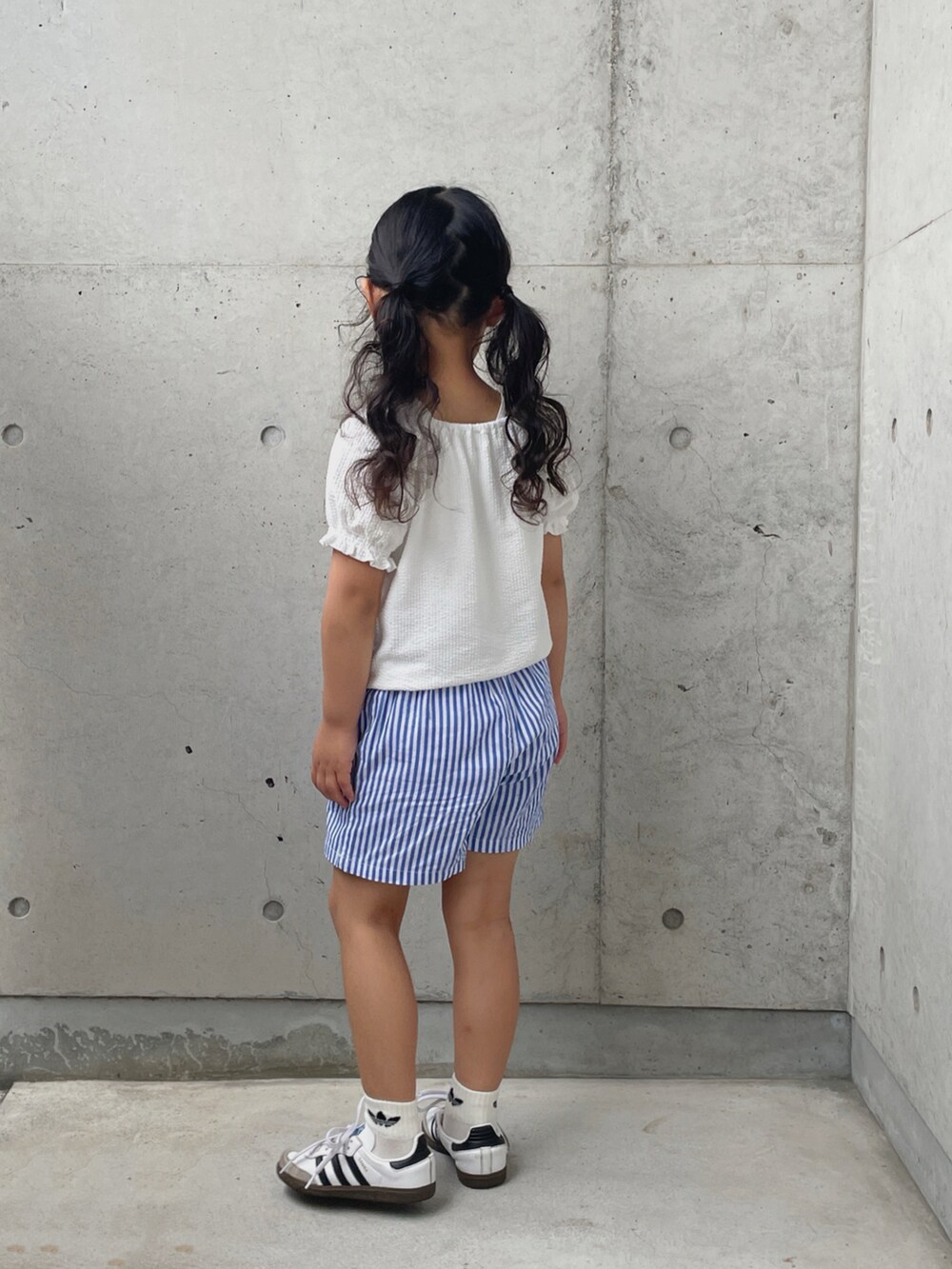 ブルー系のその他パンツ、ホワイト系のトップス、ホワイト系のスニーカーを着用したキッズの夏コーディネートの3枚目の写真