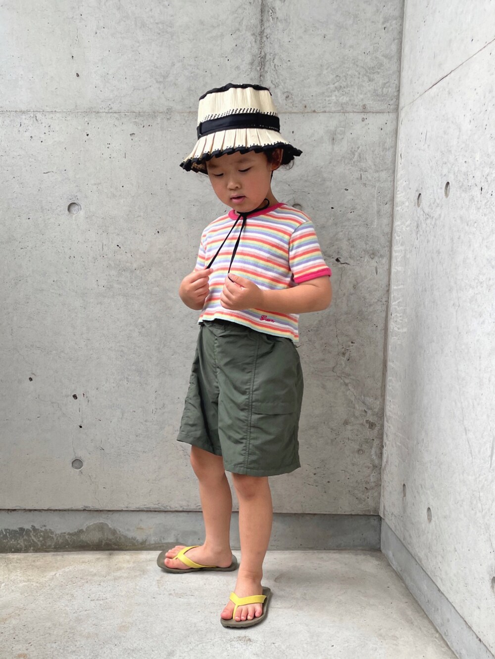 その他のTシャツ/カットソー、グリーン系のパンツ、ブラウン系のサンダルを着用したキッズの夏コーディネートの3枚目の写真