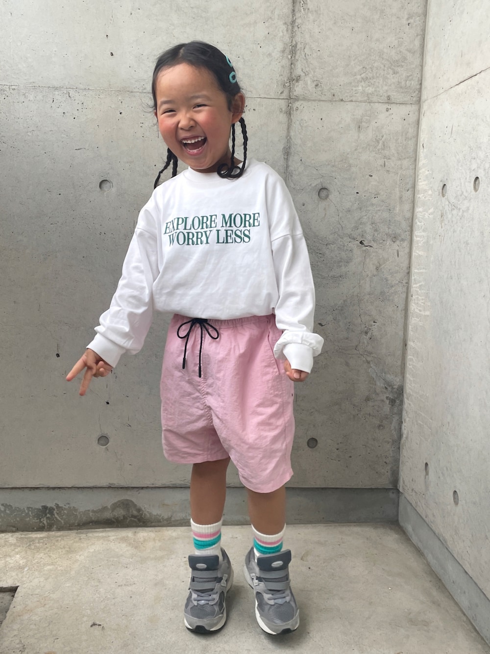 ホワイト系のTシャツ/カットソー、ブラック系のベスト、ピンク系のその他パンツを着用したキッズの春コーディネートの2枚目の写真