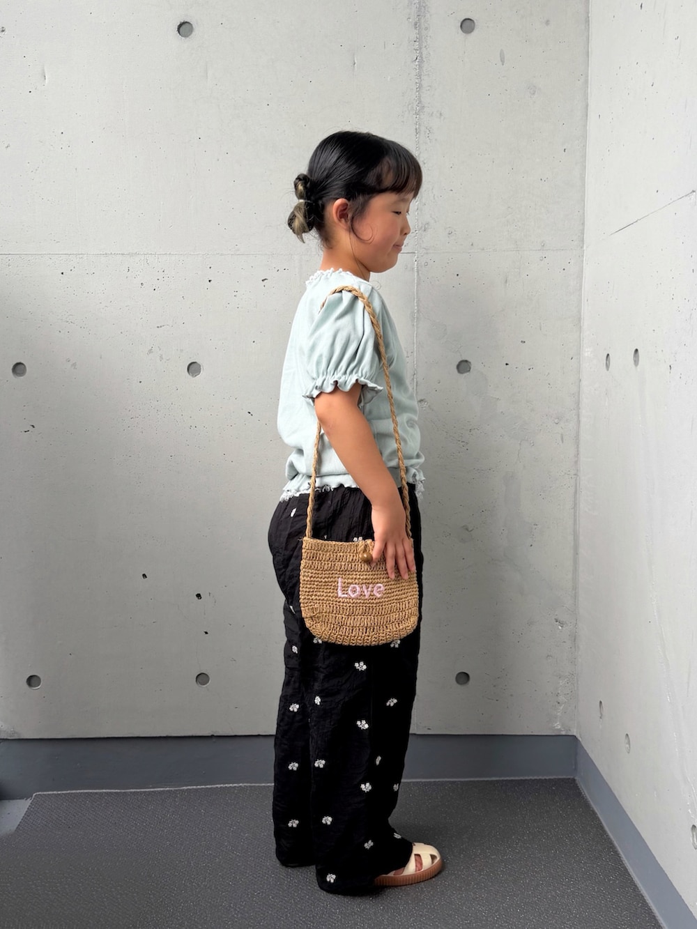 ブルー系のTシャツ/カットソー、ブラック系のその他パンツ、ベージュ系のショルダーバッグを着用したキッズの夏コーディネートの2枚目の写真