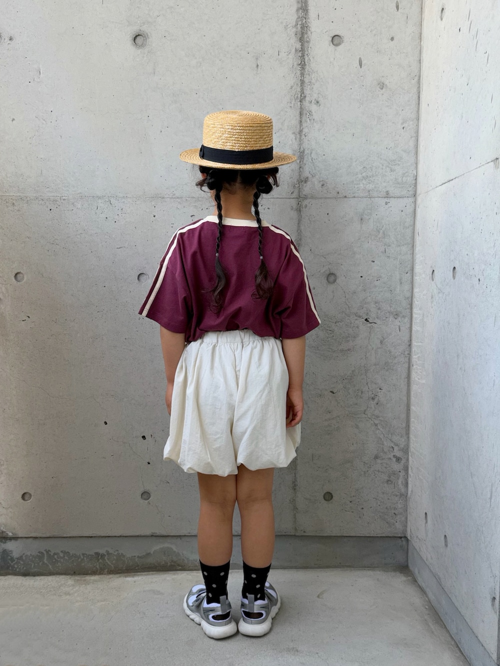 レッド系のTシャツ/カットソー、ホワイト系のその他パンツ、シルバー系のスニーカーを着用したキッズの春コーディネートの4枚目の写真