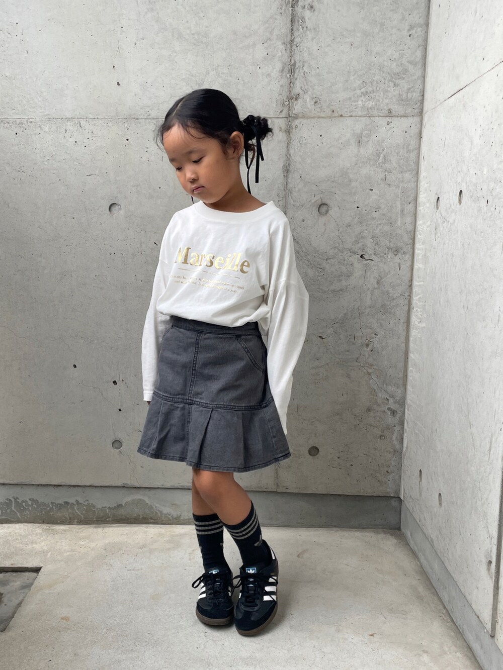 「モノトーン、ベスト、プリーツスカート、キッズコーデ、キッズファッション、ブラックコーデ、シンプルコーデ、ロンT、ロゴT、スニーカー、adidas、THE NORTH FACE、ヘアアレンジ」｜「green label relaxingのTJ 裾タック スカート（ブラックデニム） / キッズ  100cm-130cm（スカート、グレー系）」を使った、ioooさん（キッズ・110cm）の秋コーディネートの4枚目の写真