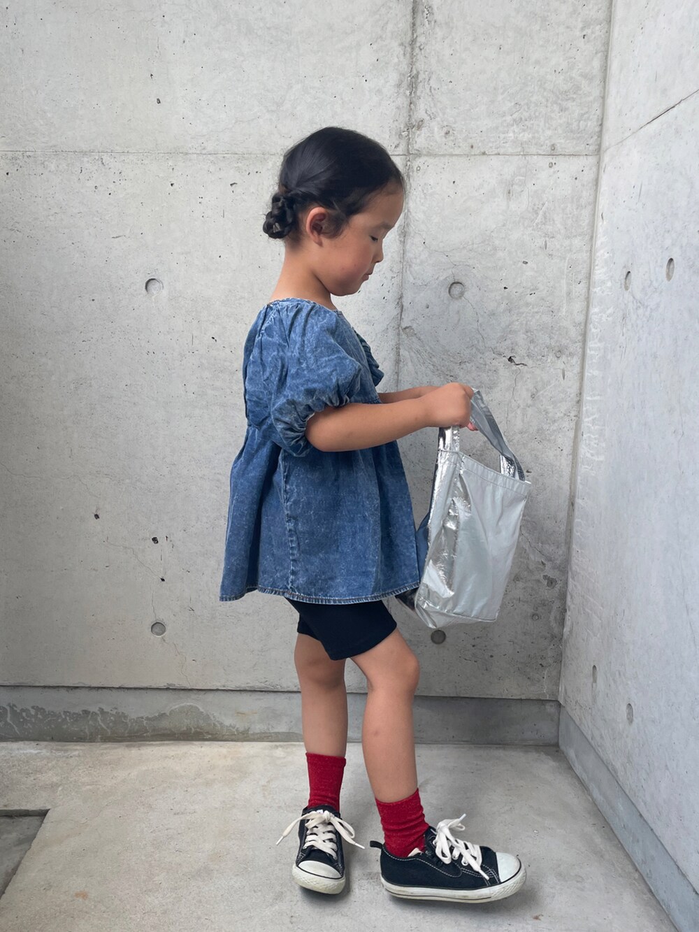「きれいめカジュアル、キッズコーデ、キッズファッション、デニムシャツ、ボリュームスリーブ、プチプラ、女の子、リブレギンス、夏コーデ、着回しコーデ」｜「しまむらのアイテム（トップス、ブルー系）」を使った、ioooさん（キッズ・110cm）の夏コーディネートの5枚目の写真