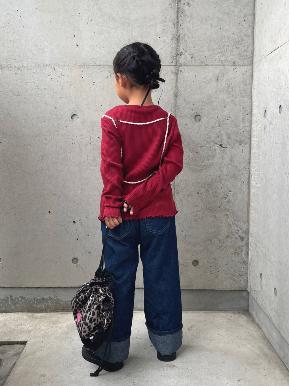 ブルー系のパンツ、ブラック系のブーツ、ホワイト系のTシャツ/カットソーを着用したキッズの秋コーディネートの3枚目の写真