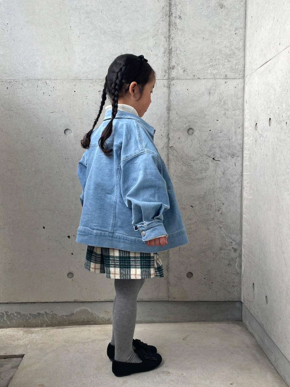 ブラック系のその他シューズ、ホワイト系のニット/セーター、ホワイト系のTシャツ/カットソーを着用したキッズの冬コーディネートの3枚目の写真