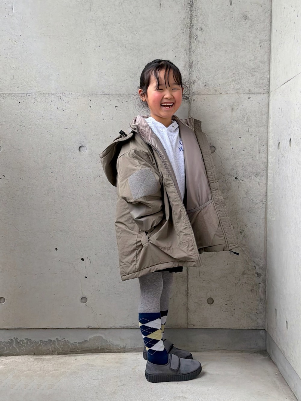 グレー系のその他シューズ、グレー系のスウェット、グリーン系のブルゾンを着用したキッズの冬コーディネートの4枚目の写真