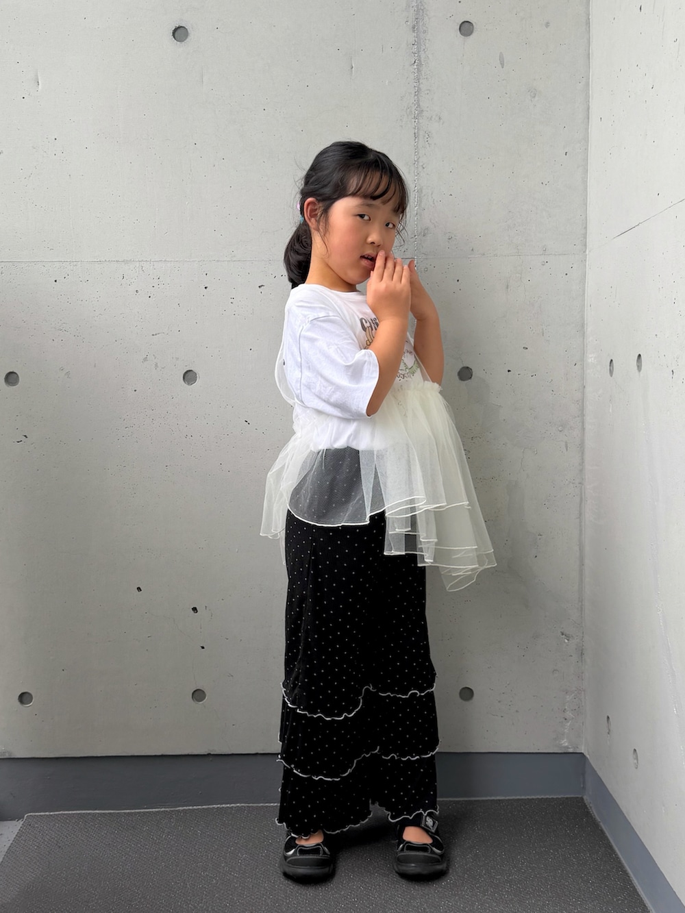 ホワイト系のTシャツ/カットソー、ブラック系のその他パンツ、ブラック系のサンダルを着用したキッズの秋コーディネートの2枚目の写真