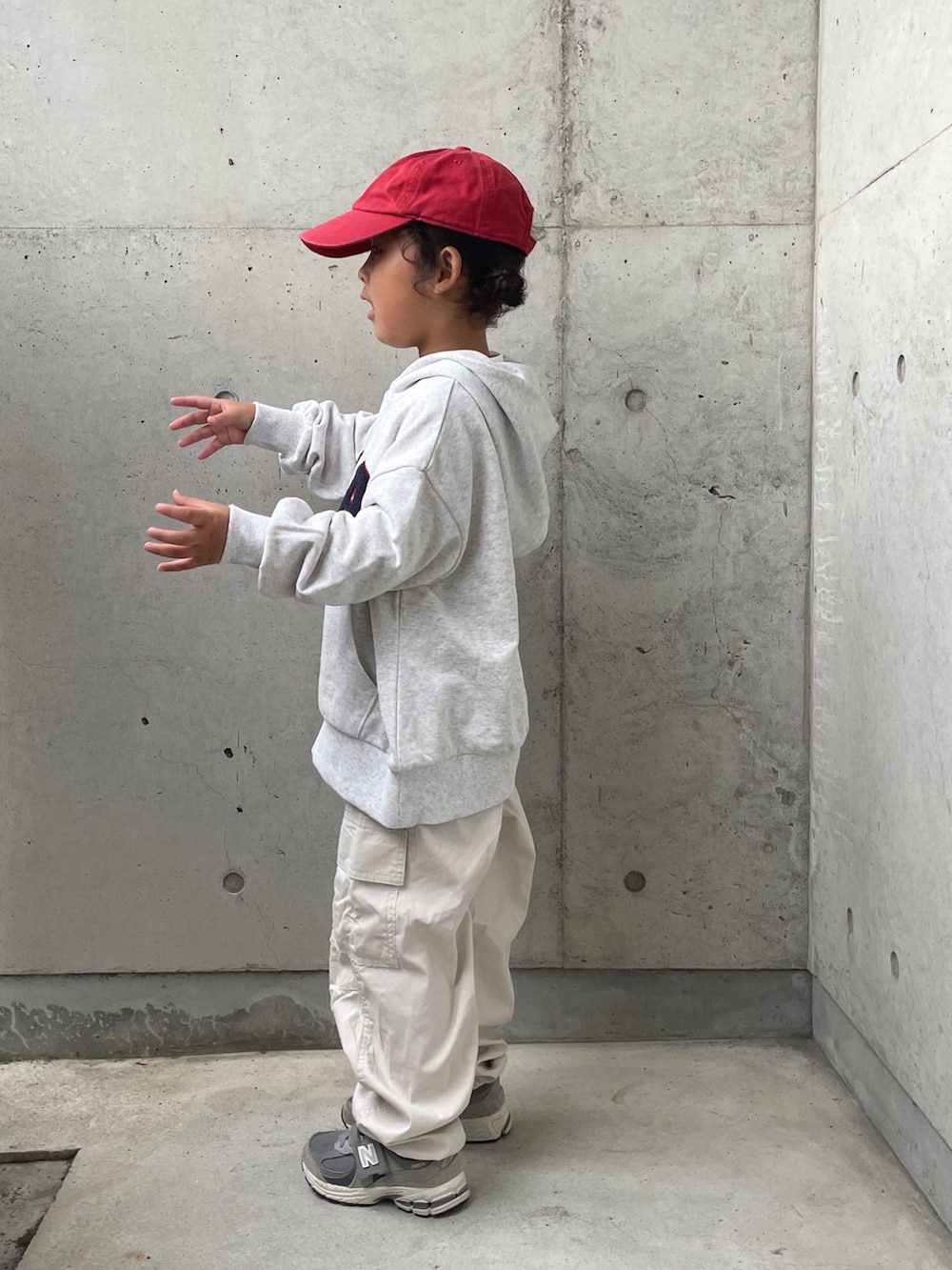 グレー系のスウェット、ホワイト系のカーゴパンツ、ホワイト系のTシャツ/カットソーを着用したキッズの秋コーディネートの2枚目の写真