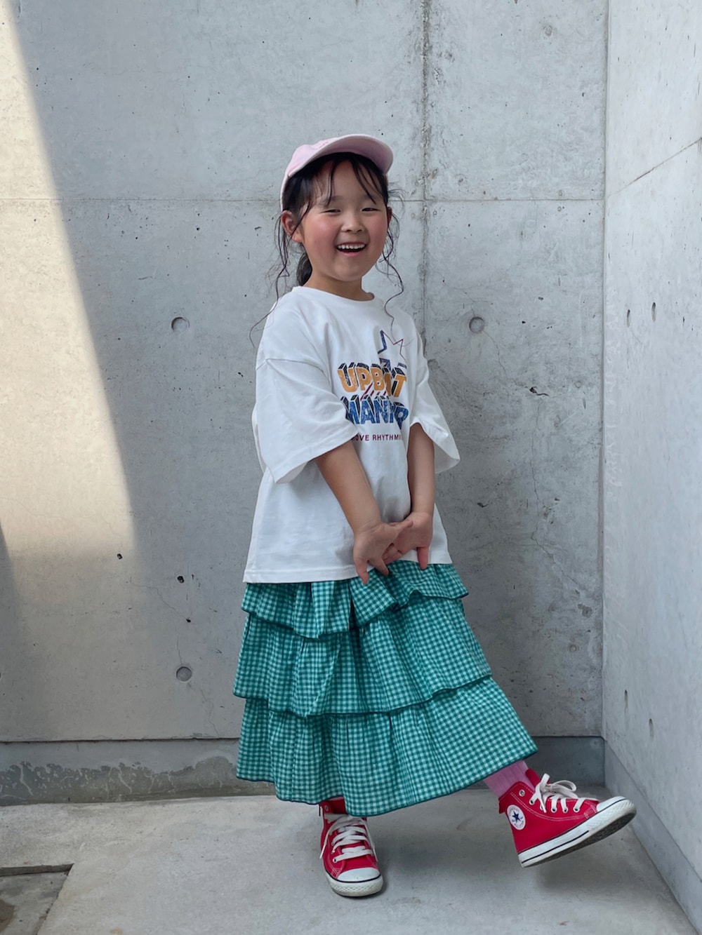 ホワイト系のTシャツ/カットソー、グリーン系のスカート、レッド系のスニーカーを着用したキッズの夏コーディネートの3枚目の写真