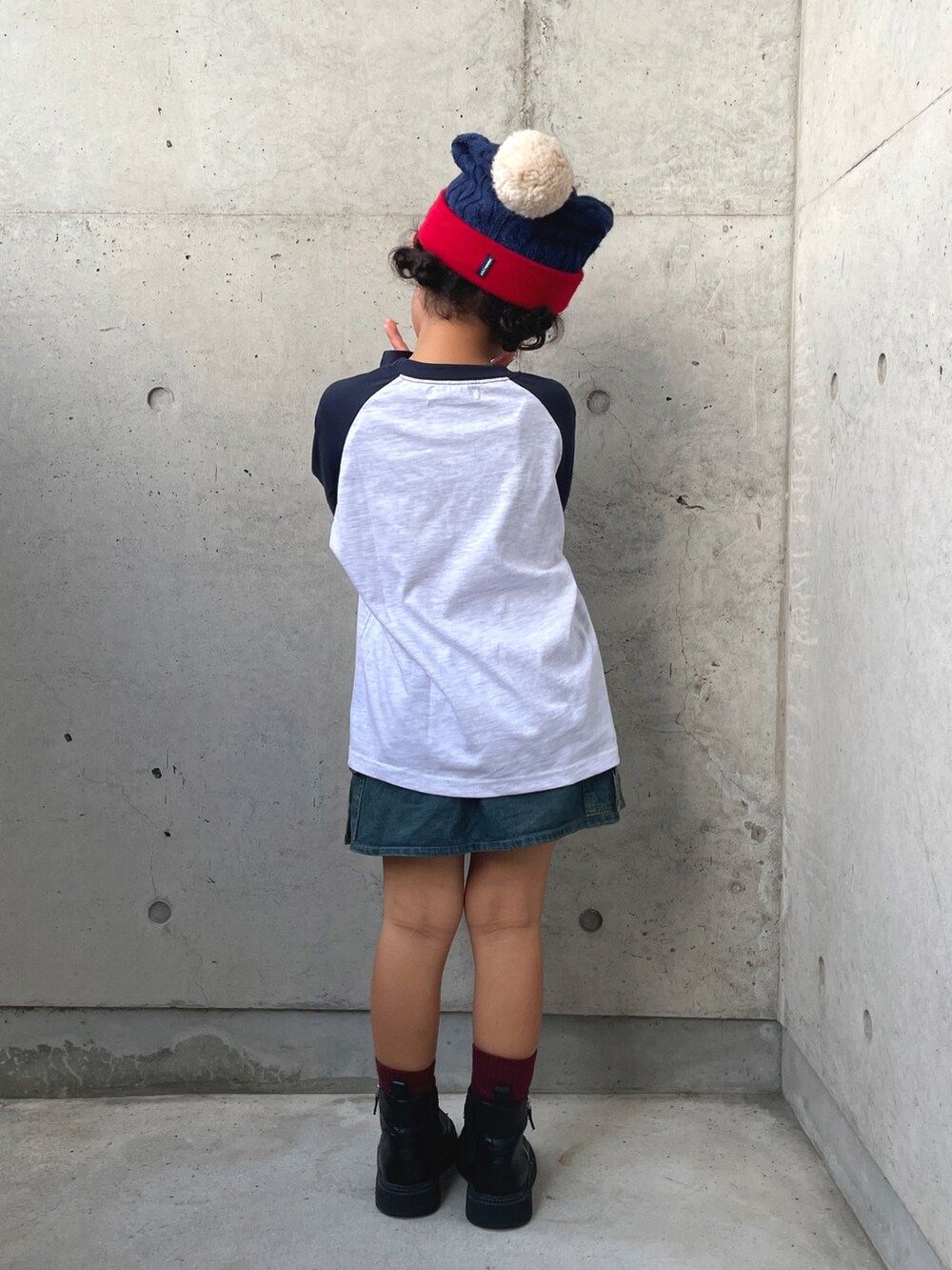 「秋コーデ、秋服準備はじめました、キッズファッション、キッズコーデ、ロンT、スカート、ブーツ、ニット帽、ロゴT、タックイン、アメカジ、ストリート、ラグランTシャツ、古着MIX、ヴィンテージ」｜「韓国子供服のアイテム（Tシャツ/カットソー、グレー系）」を使った、ioooさん（キッズ・110cm）の秋コーディネートの4枚目の写真