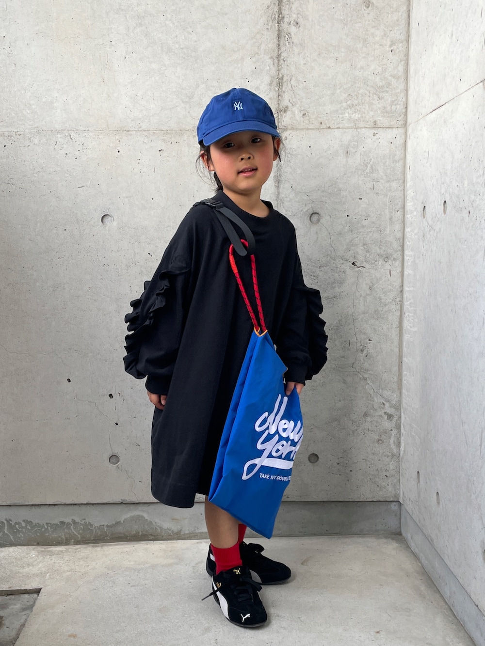 ブルー系のエコバッグ/サブバッグ、ブラック系のエコバッグ/サブバッグ、ブラック系のスニーカーを着用したキッズの春コーディネートの4枚目の写真