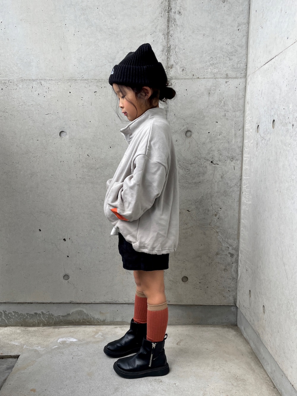 ブラック系のその他パンツ、グリーン系のブルゾン、ホワイト系のTシャツ/カットソーを着用したキッズの秋コーディネートの5枚目の写真