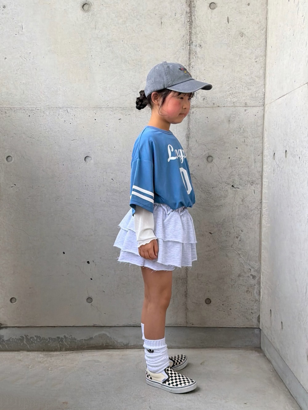 ホワイト系のTシャツ/カットソー、ブルー系のTシャツ/カットソー、グレー系のスカートを着用したキッズの春コーディネートの3枚目の写真