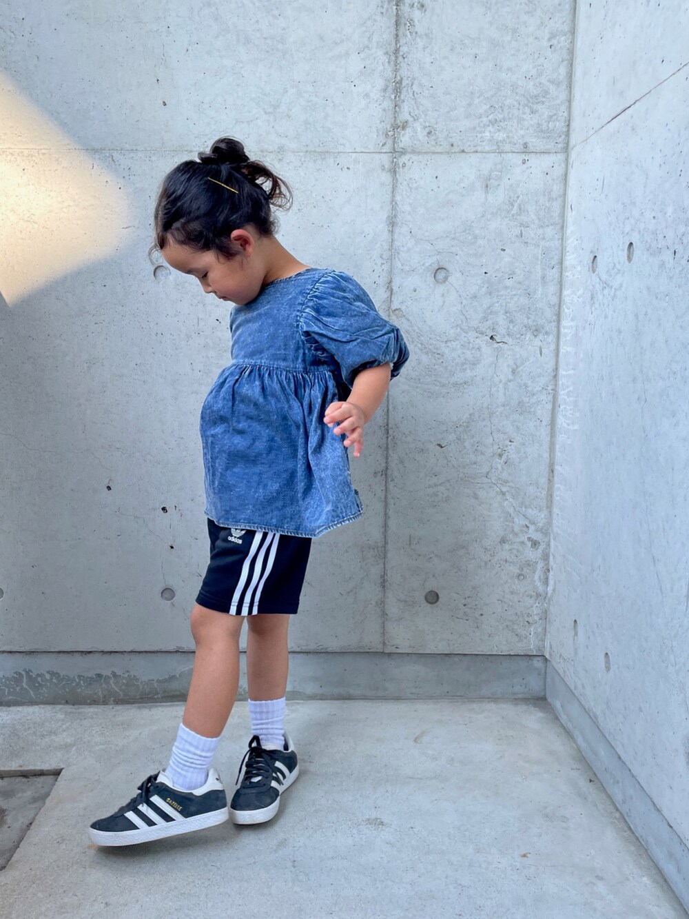 ブラック系のスニーカー、ブルー系のトップス、ブラック系のその他パンツを着用したキッズの夏コーディネートの2枚目の写真