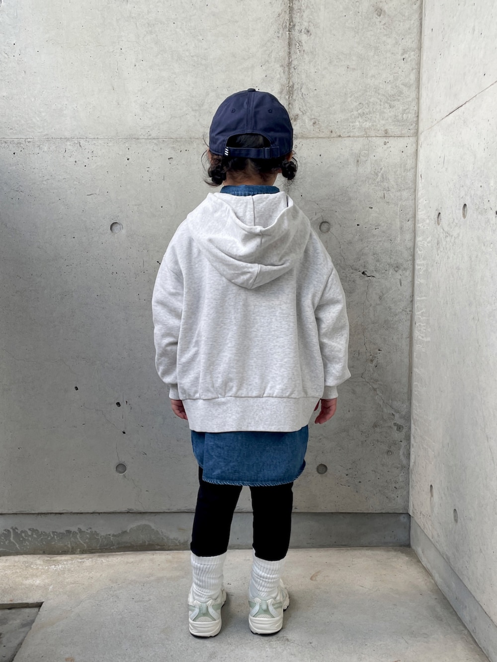 「真冬のあったかスタイル、モンスターパーカー、ロングコート、カジュアルコーデ、パーカー、レイヤードスタイル、デニムシャツ、スニーカー、キャップ、キッズコーデ、レギンス、ソックスイン」｜「LOWRYS FARMのモンスターパーカー　116778（ミリタリージャケット、ブラック系）」を使った、ioooさん（キッズ・110cm）の冬コーディネートの3枚目の写真