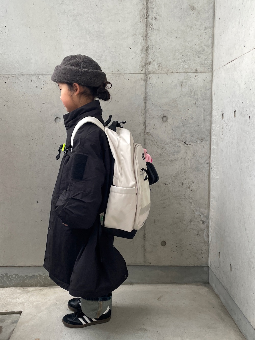 「キッズファッション、キッズ、モンスターパーカー、ロールアップ、デニムパンツ、ロングコート、冬コーデ、アウター、ボア、バックパック、リュック、ブラック、カジュアルコーデ」｜「LOWRYS FARMのＣＯＮＥストレートパンツ　 131382（デニムパンツ、ブルー系）」を使った、ioooさん（キッズ・110cm）の冬コーディネートの4枚目の写真