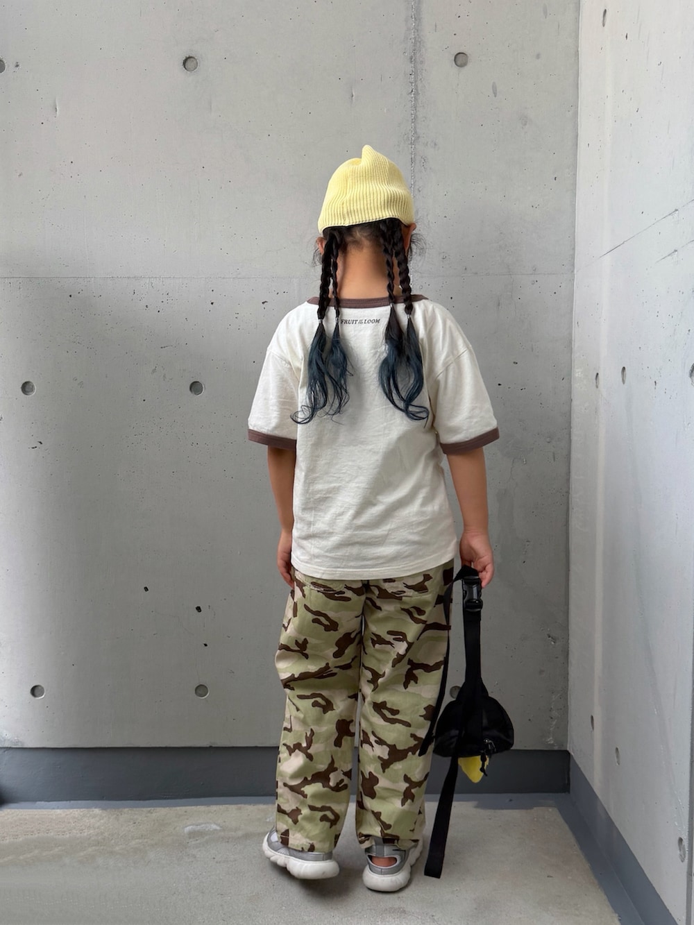 ブラック系のボディバッグ/ウエストポーチ、ホワイト系のTシャツ/カットソー、その他のその他パンツを着用したキッズの夏コーディネートの3枚目の写真