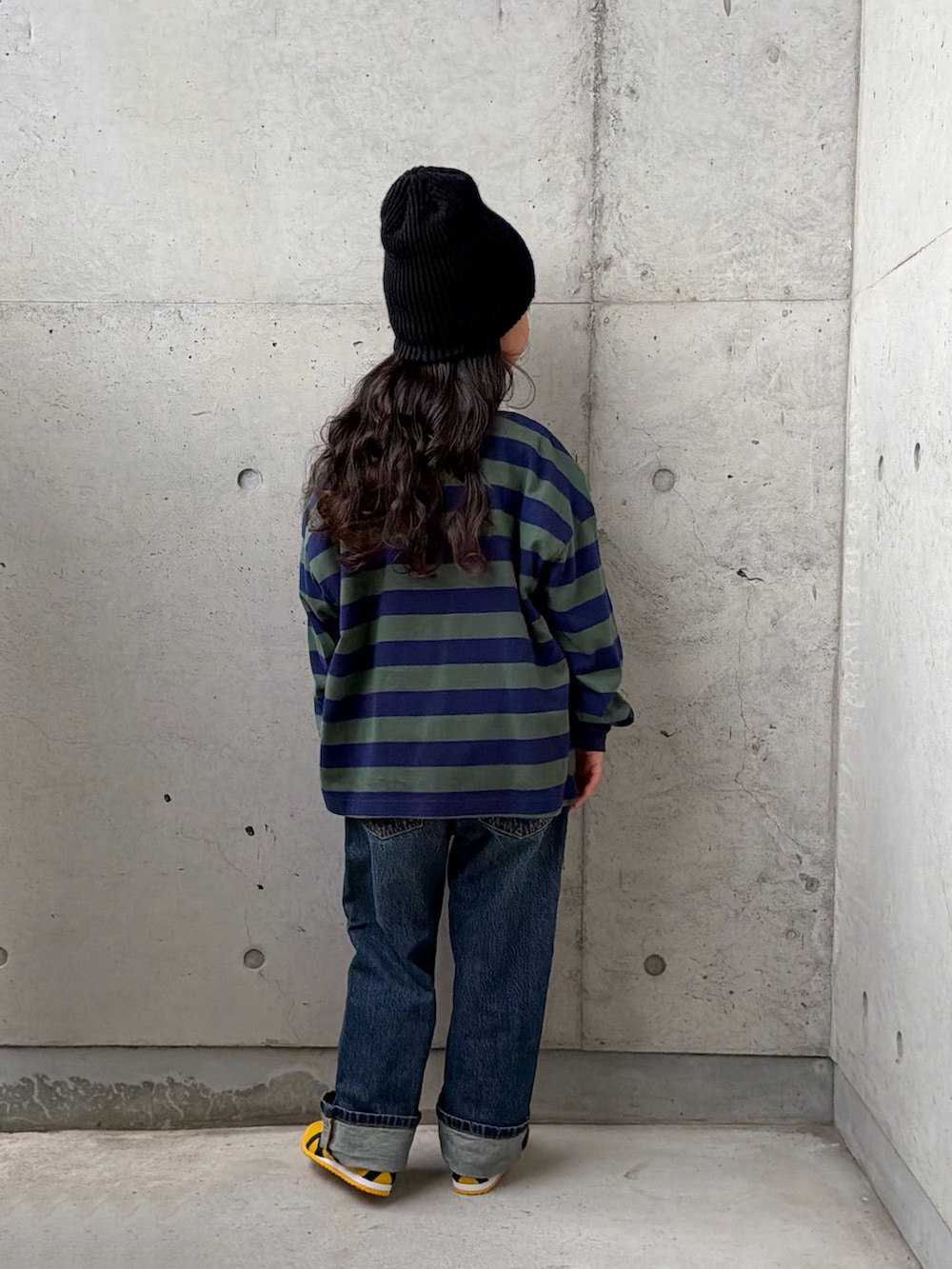 ブルー系のデニムパンツ、グリーン系のポロシャツ、ホワイト系のTシャツ/カットソーを着用したキッズの秋コーディネートの4枚目の写真