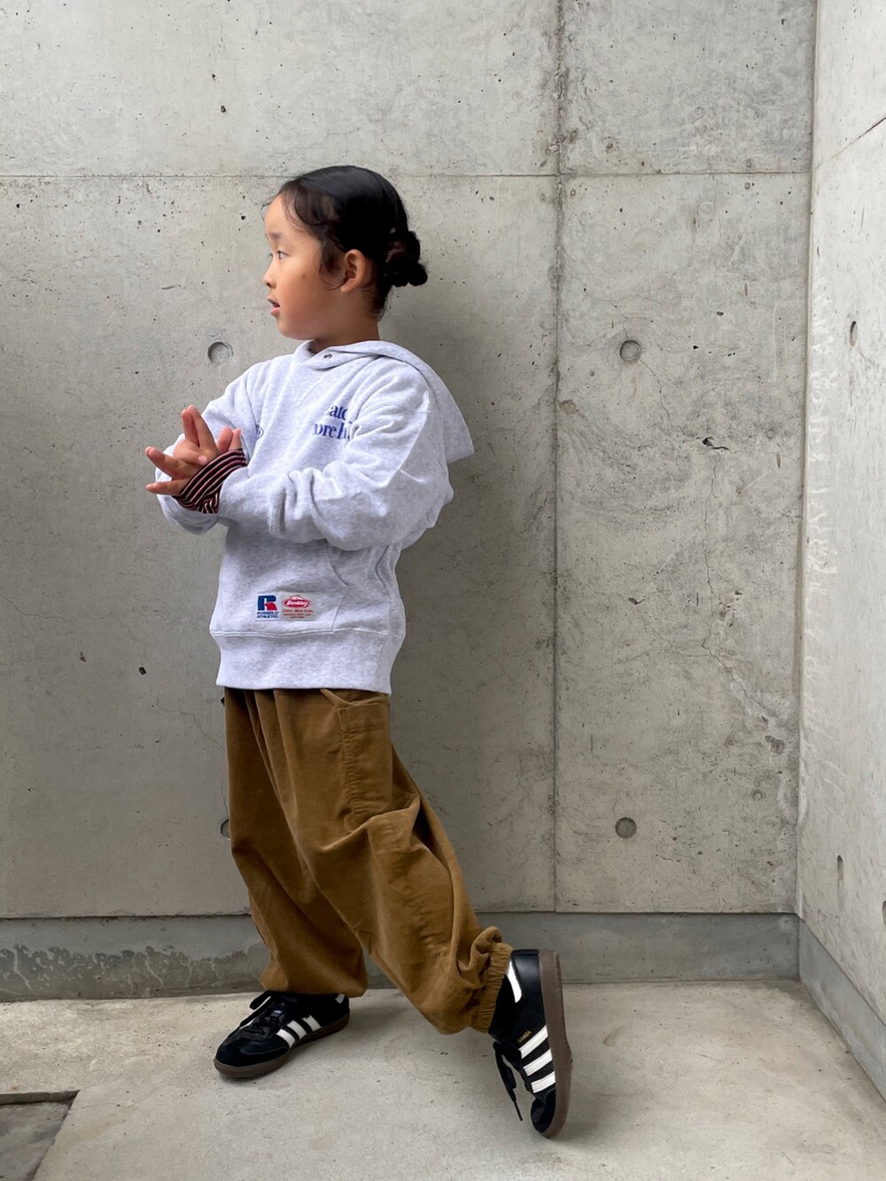 グレー系のスウェット、レッド系のTシャツ/カットソー、イエロー系のその他パンツを着用したキッズの秋コーディネートの4枚目の写真