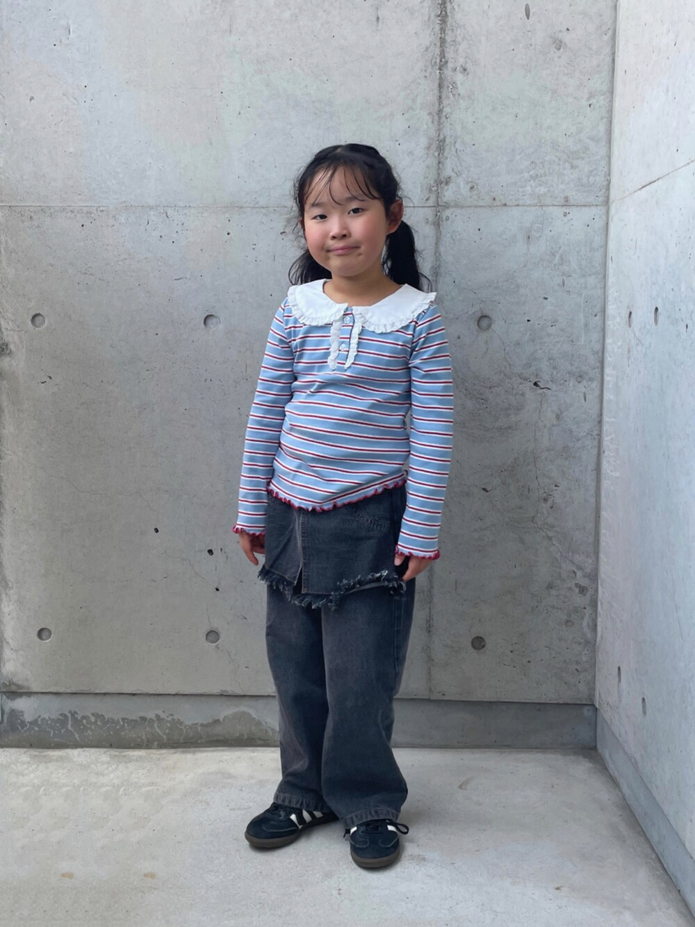 ブラック系のスニーカー、ブルー系のトップス、ブラック系のパンツを着用したキッズの夏コーディネートの4枚目の写真