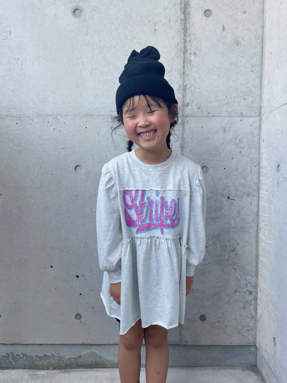 ブラック系のその他パンツ、グレー系のワンピース、ブラック系のスリッポンを着用したキッズの夏コーディネートの4枚目の写真