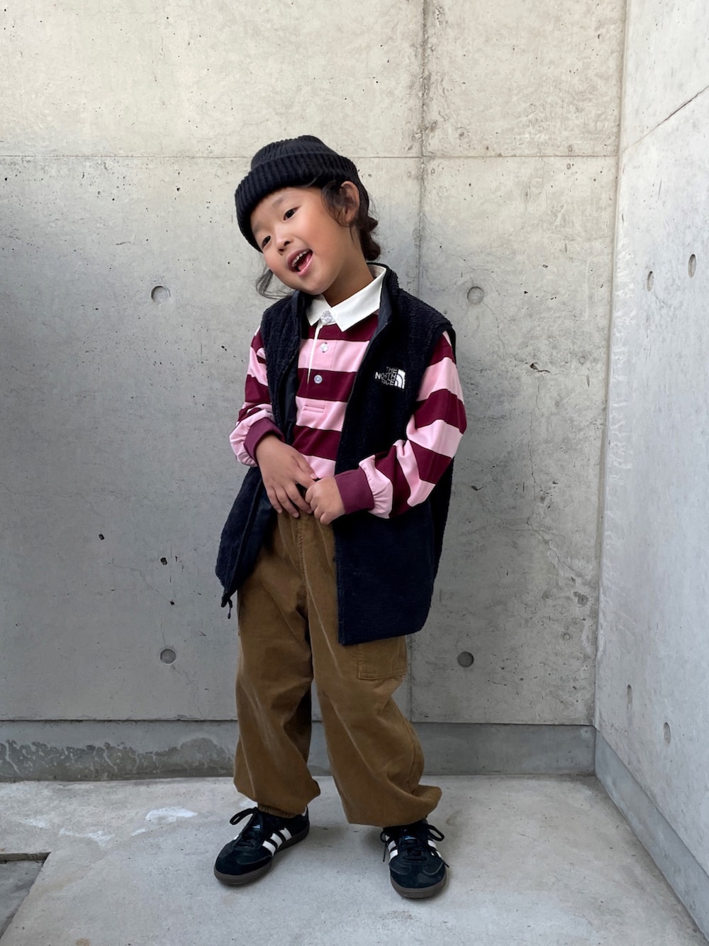 イエロー系のその他パンツ、ピンク系のTシャツ/カットソー、ブラック系のスニーカーを着用したキッズの秋コーディネートの2枚目の写真