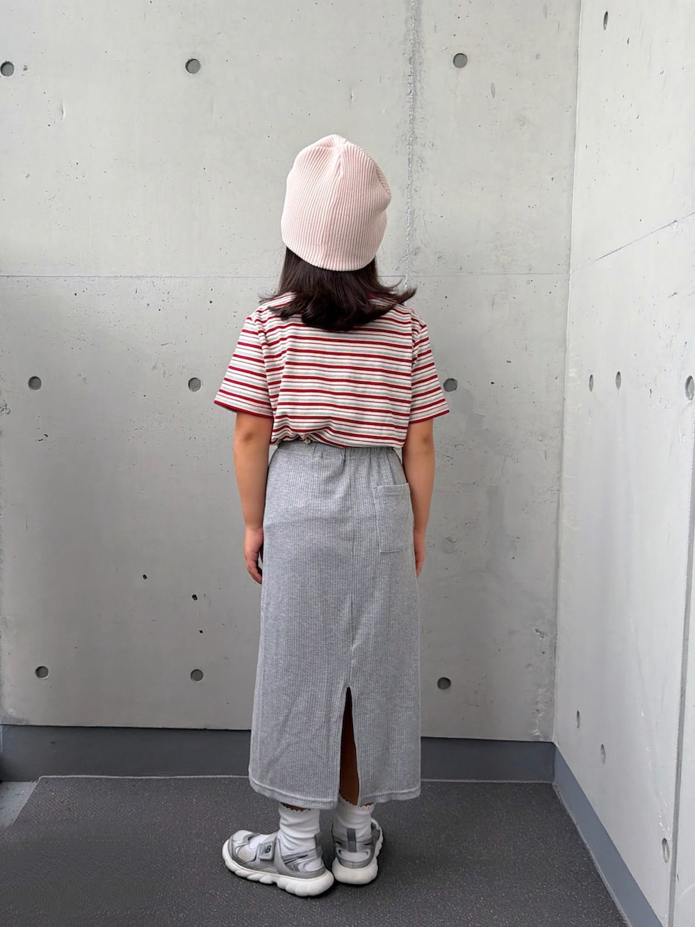 ホワイト系のTシャツ/カットソー、グレー系のスカート、シルバー系のスニーカーを着用したキッズの秋コーディネートの4枚目の写真
