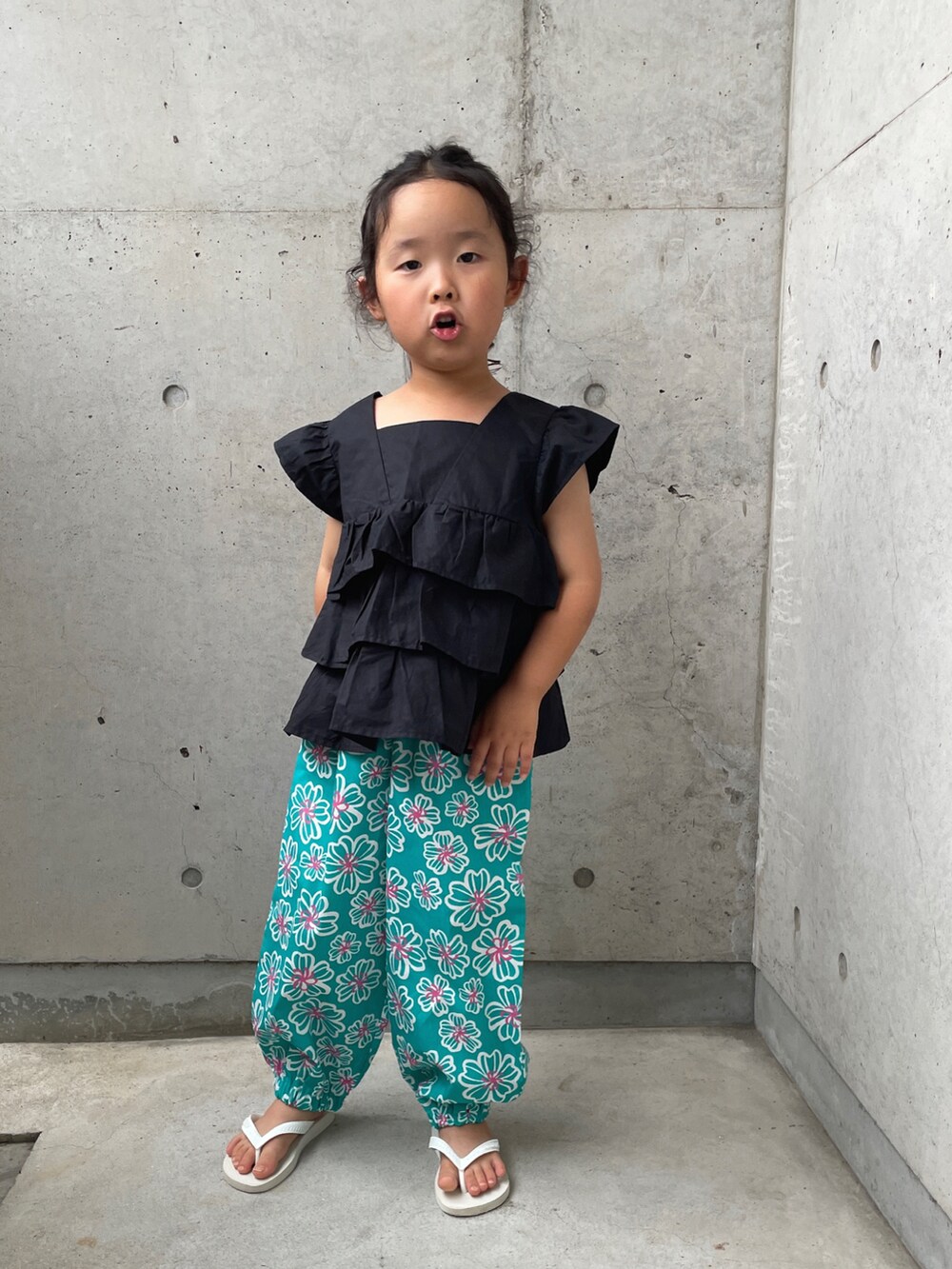 ブラック系のシャツ/ブラウス、グリーン系のその他パンツ、ホワイト系のサンダルを着用したキッズの夏コーディネートの3枚目の写真
