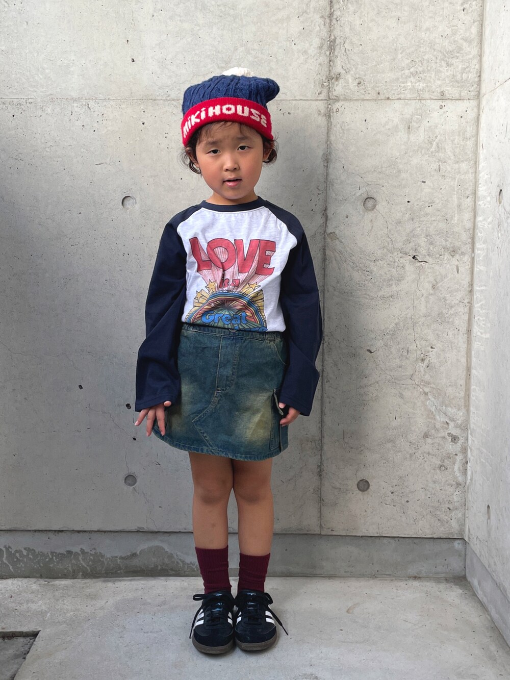 「秋コーデ、秋服準備はじめました、キッズファッション、キッズコーデ、ロンT、スカート、ブーツ、ニット帽、ロゴT、タックイン、アメカジ、ストリート、ラグランTシャツ、古着MIX、ヴィンテージ」｜「韓国子供服のアイテム（Tシャツ/カットソー、グレー系）」を使った、ioooさん（キッズ・110cm）の秋コーディネートの2枚目の写真
