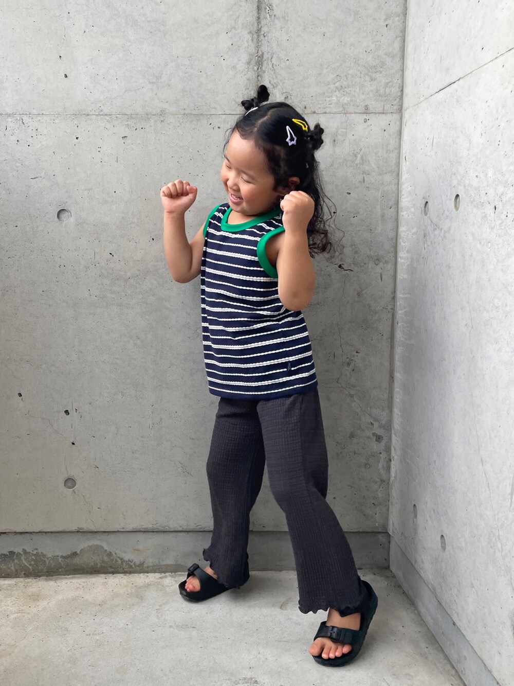 ブルー系のTシャツ/カットソー、グレー系のその他パンツ、ブラック系のサンダルを着用したキッズの夏コーディネートの5枚目の写真