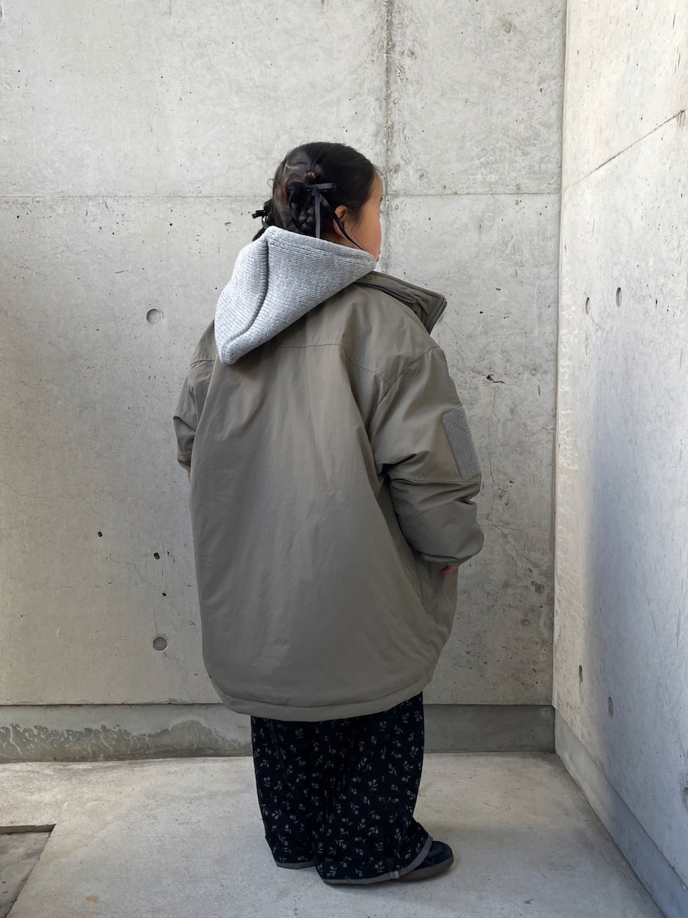 ピンク系のニット/セーター、ブラック系のオールインワン・サロペット、グリーン系のブルゾンを着用したキッズの冬コーディネートの4枚目の写真