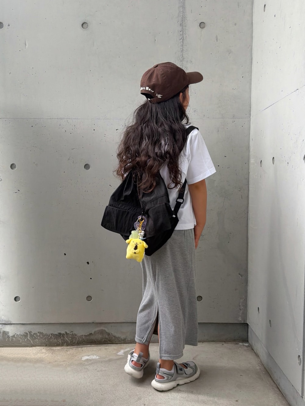 グレー系のスカート、シルバー系のスニーカー、ホワイト系のTシャツ/カットソーを着用したキッズの夏コーディネートの4枚目の写真