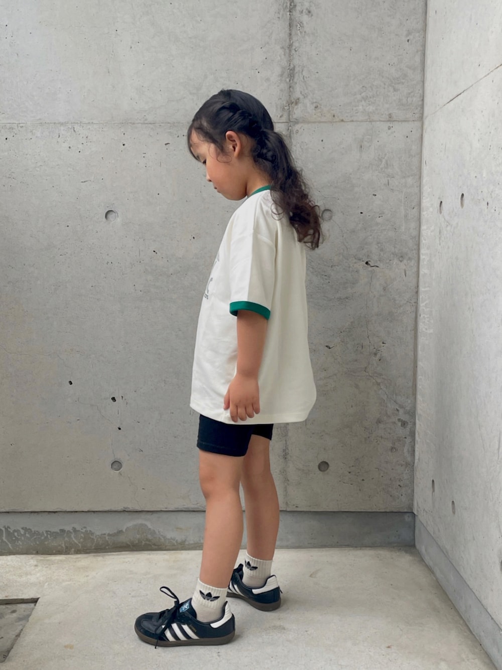 「キッズコーデ、リンガーTシャツ、リブパンツ、スニーカー、トートバッグ」｜「adidasのサンバ OG キッズ / Samba OG Kids（シューズ、ブラック系）」を使った、ioooさん（キッズ・110cm）の春コーディネートの2枚目の写真