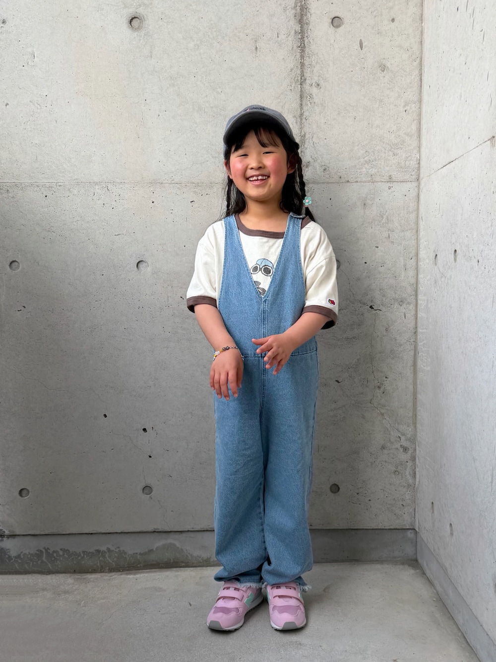 ブルー系のサロペット/オーバーオール、ピンク系のスニーカー、ホワイト系のTシャツ/カットソーを着用したキッズの春コーディネートの4枚目の写真