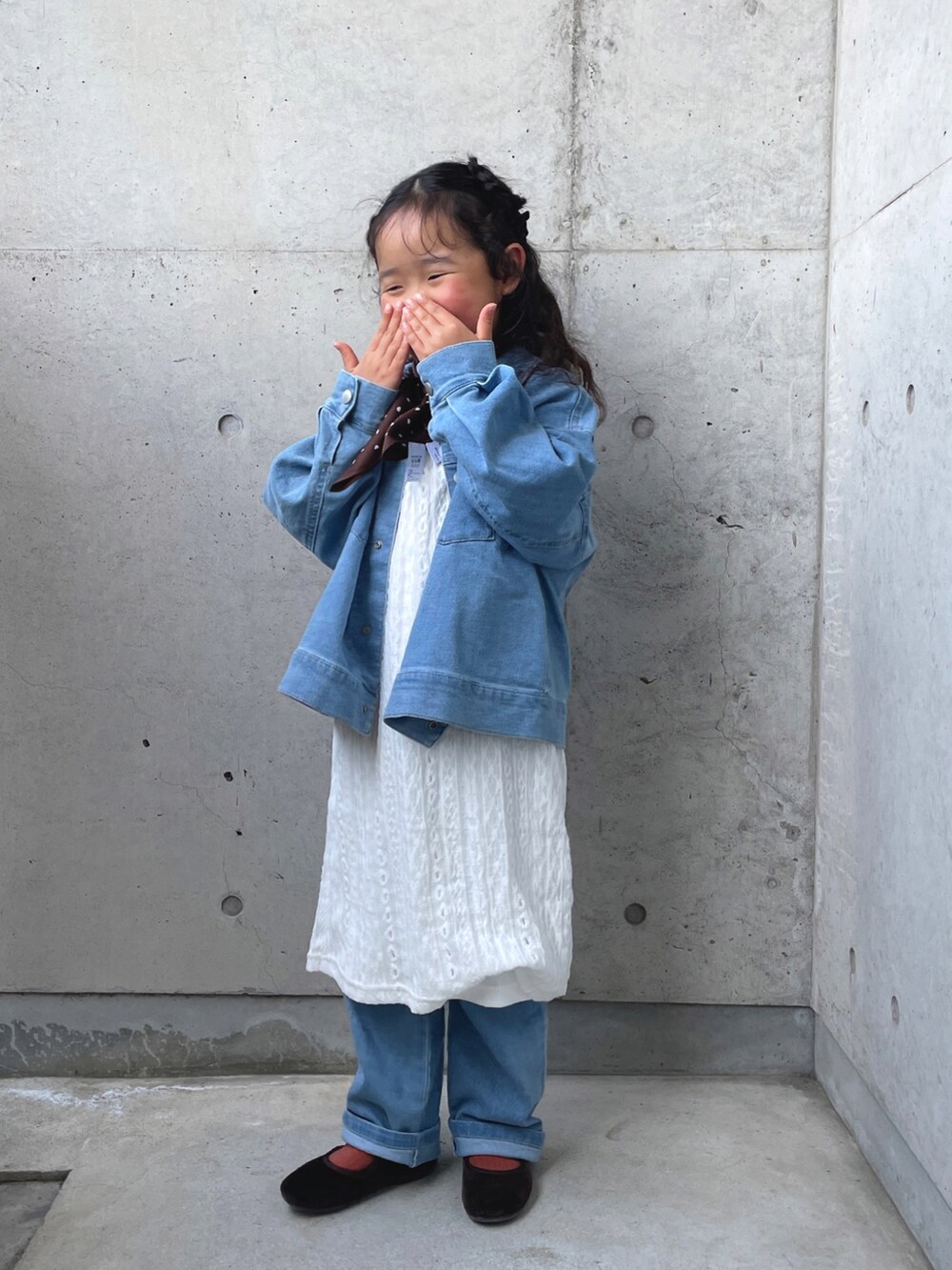 「キッズコーデ、デニムジャケット、デニムパンツ、レイヤードスタイル、キャミワンピ、トートバッグ、セットアップ、スカーフ、デニオンデニム、ロールアップ、休日スタイル」｜「green label relaxingのレースキャミワンピース+Tシャツ セット / キッズ  100cm-130cm（ワンピース、ホワイト系）」を使った、ioooさん（キッズ・110cm）の春コーディネートの3枚目の写真