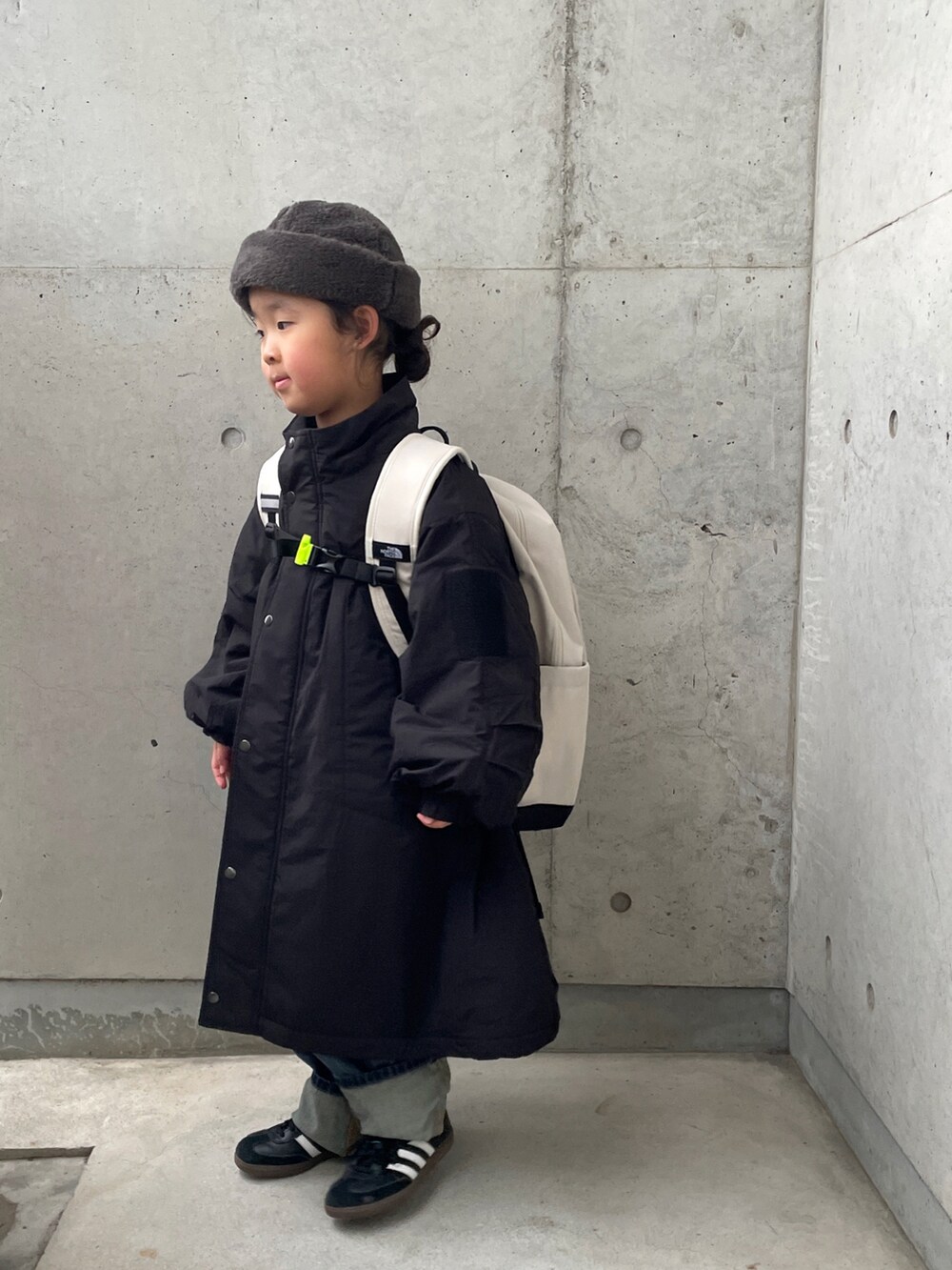 「キッズファッション、キッズ、モンスターパーカー、ロールアップ、デニムパンツ、ロングコート、冬コーデ、アウター、ボア、バックパック、リュック、ブラック、カジュアルコーデ」｜「LOWRYS FARMのＣＯＮＥストレートパンツ　 131382（デニムパンツ、ブルー系）」を使った、ioooさん（キッズ・110cm）の冬コーディネートの2枚目の写真