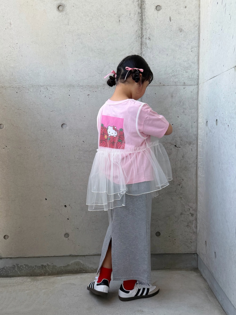 ホワイト系のTシャツ/カットソー、グレー系のスカート、ベージュ系のショルダーバッグを着用したキッズの春コーディネートの4枚目の写真