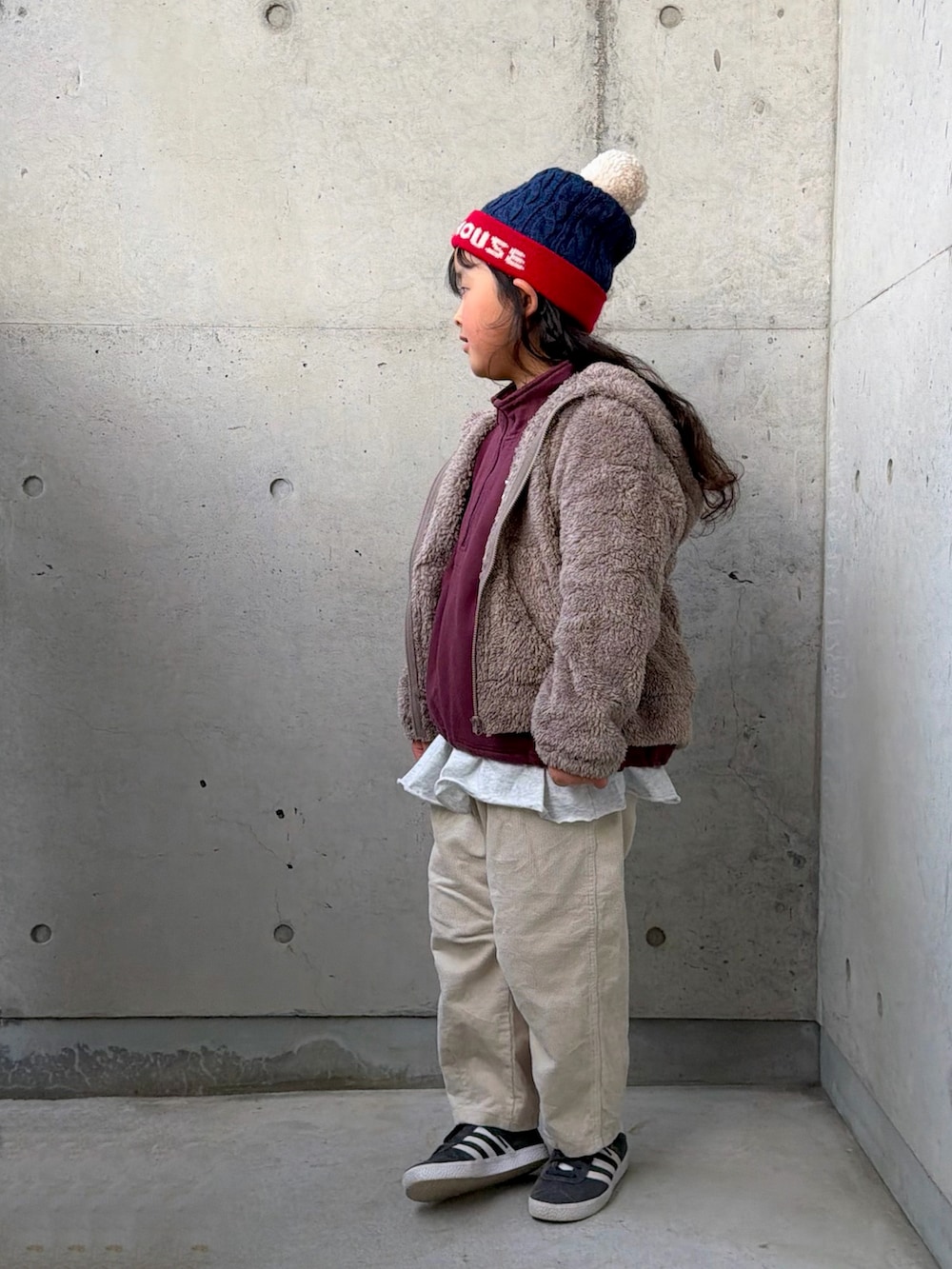 ベージュ系のその他パンツ、レッド系のスウェット、ブルー系のスニーカーを着用したキッズの冬コーディネートの5枚目の写真