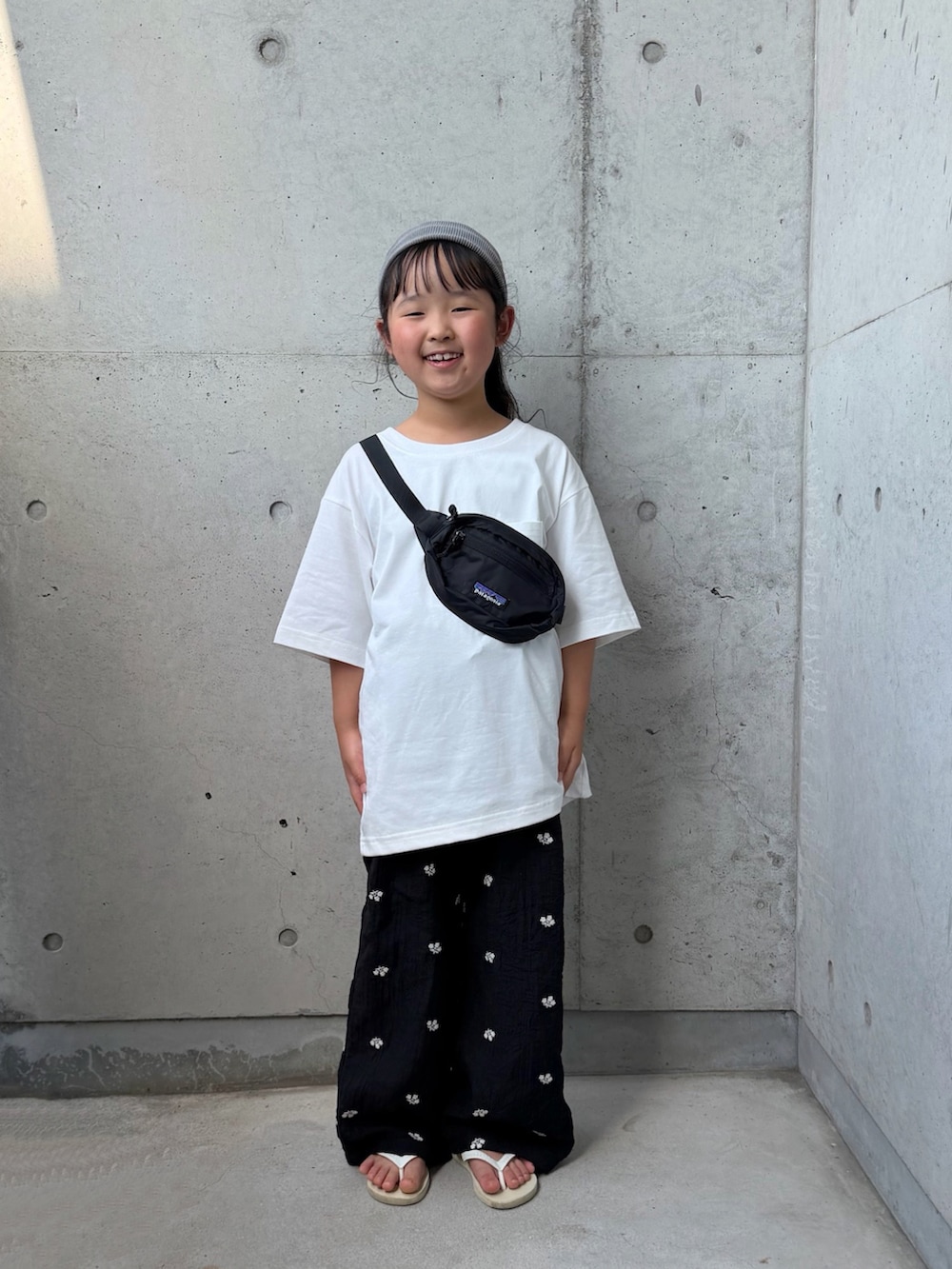 ホワイト系のTシャツ/カットソー、ブラック系のその他パンツ、ブラック系のボディバッグ/ウエストポーチを着用したキッズの春コーディネートの3枚目の写真