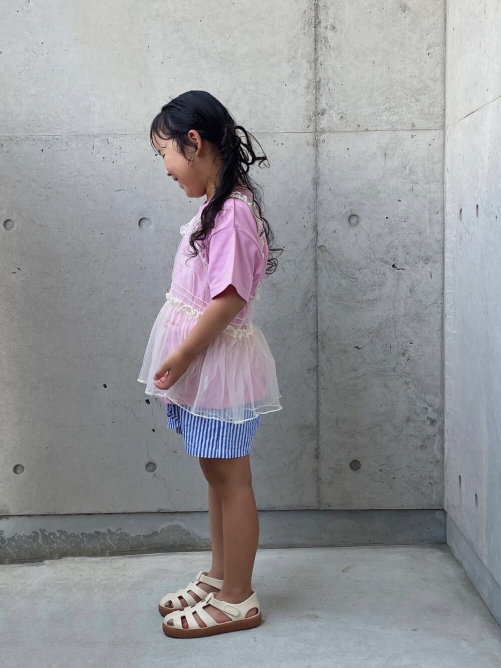 ピンク系のTシャツ/カットソー、ホワイト系のサンダル、ブルー系のその他パンツを着用したキッズの夏コーディネートの4枚目の写真