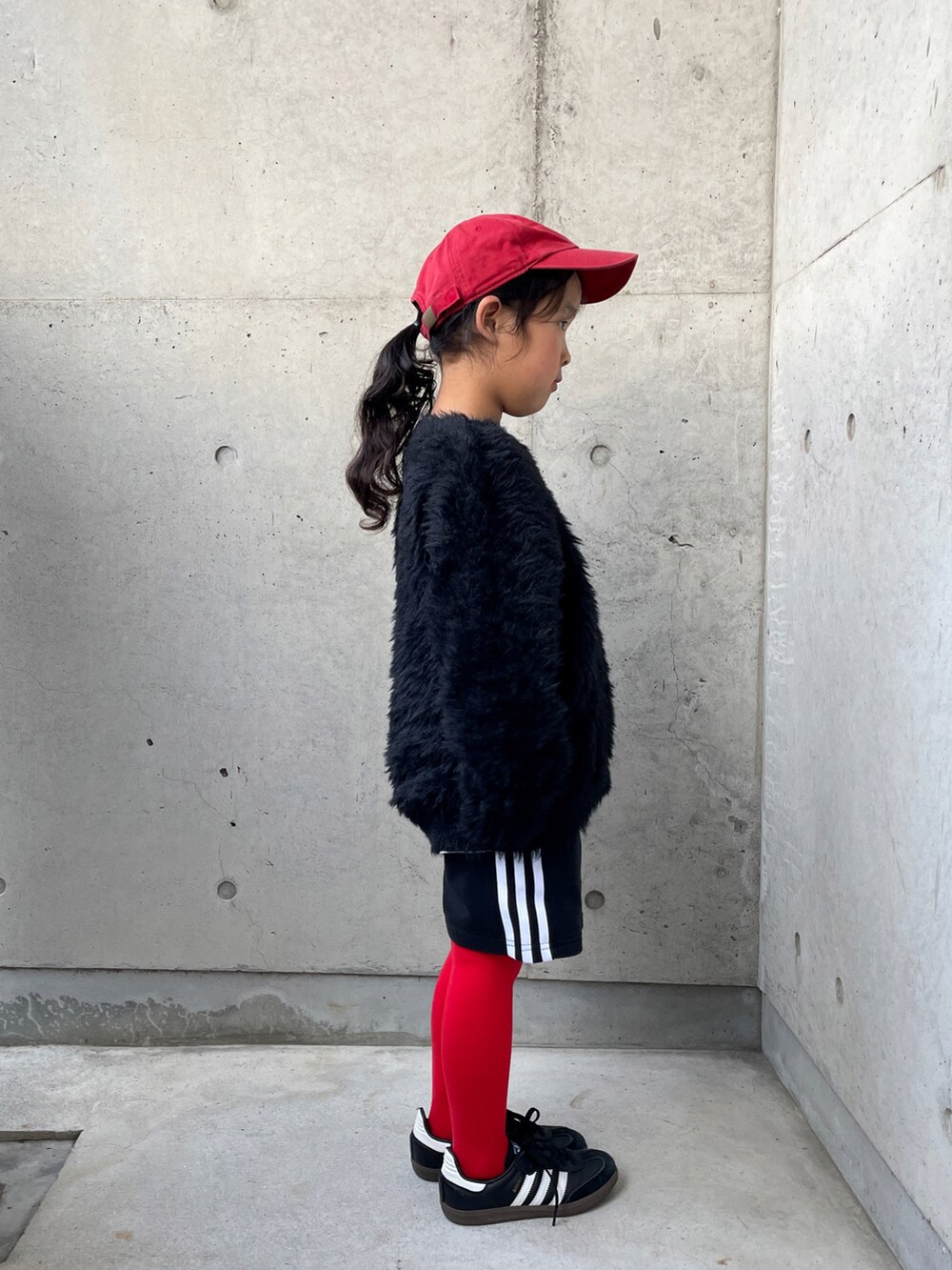 ブラック系のニット/セーター、ホワイト系のTシャツ/カットソー、ブラック系のその他パンツを着用したキッズの冬コーディネートの4枚目の写真