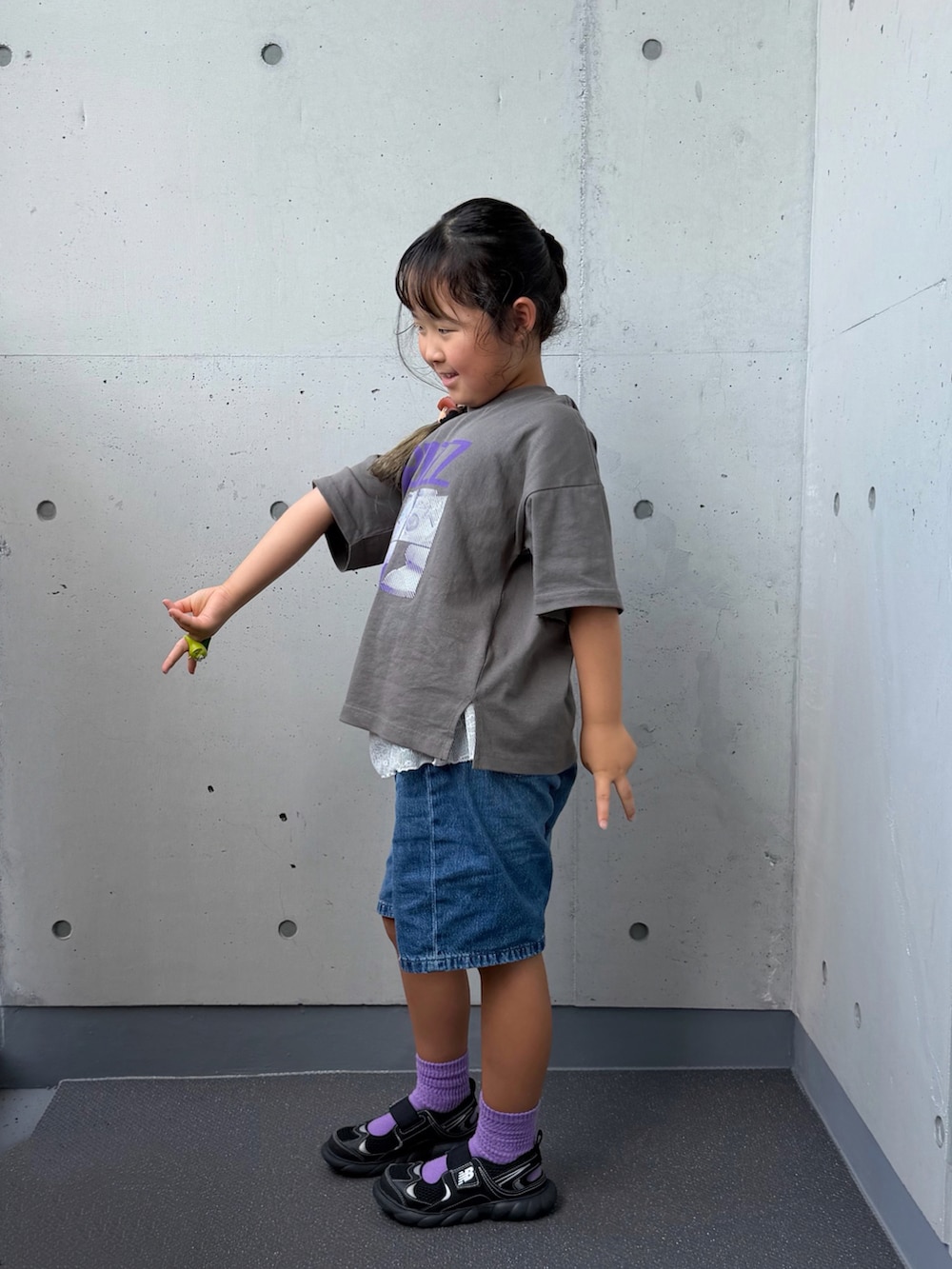 ブラック系のTシャツ/カットソー、ブラック系のサンダル、ブルー系のパンツを着用したキッズの夏コーディネートの3枚目の写真