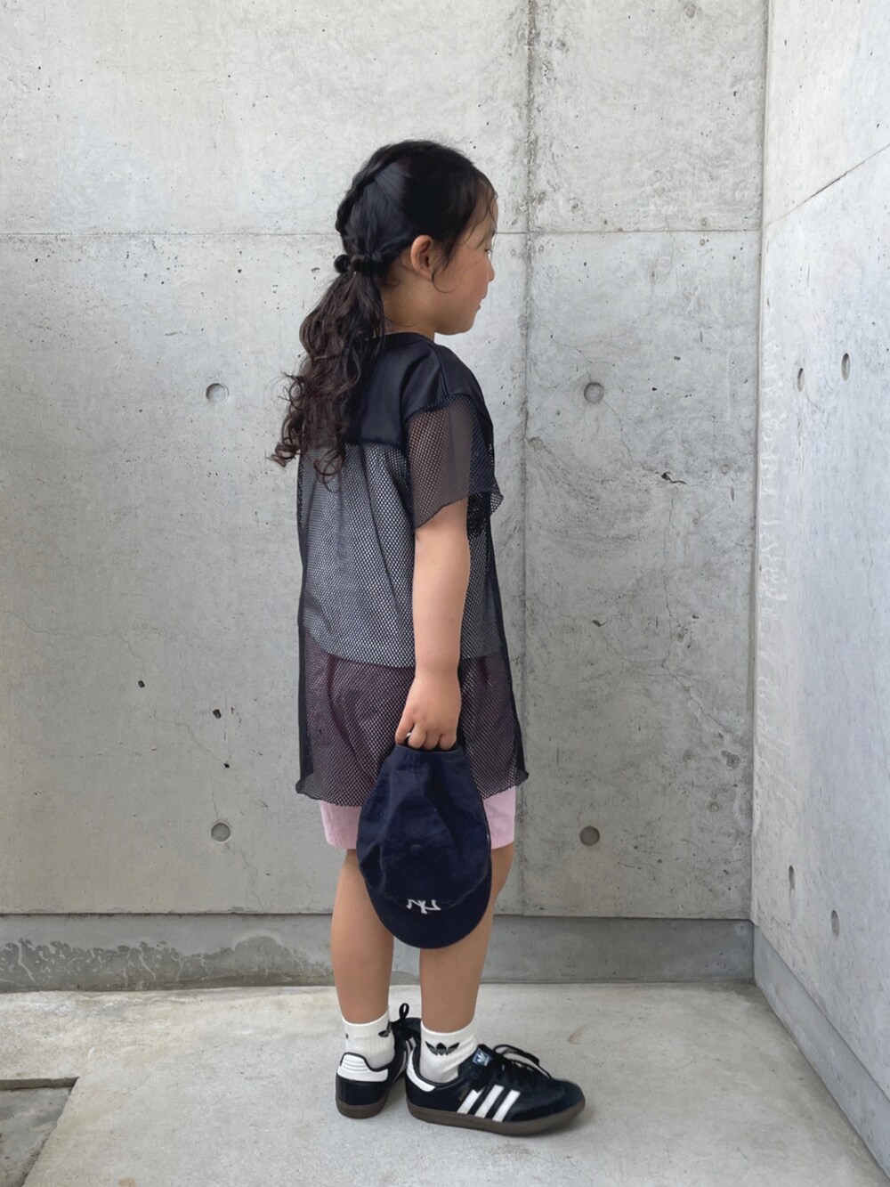 「adidasのサンバ OG キッズ / Samba OG Kids（シューズ、ブラック系）」を使った、ioooさん（キッズ・110cm）の春コーディネートの3枚目の写真