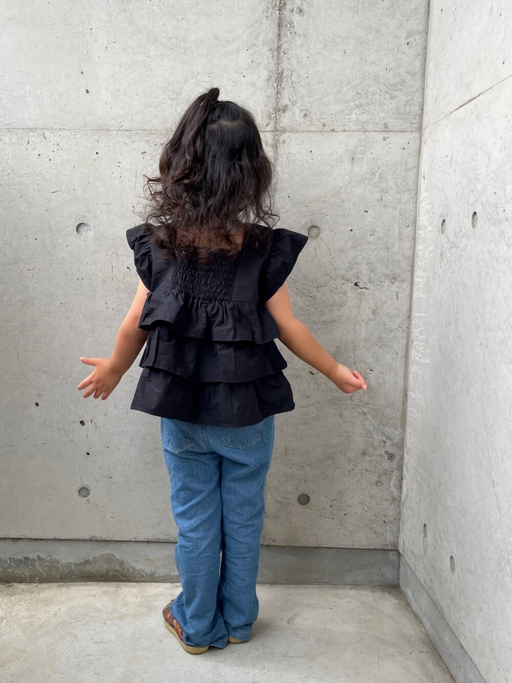 ブラック系のシャツ/ブラウス、グレー系のショルダーバッグ、ブルー系のパンツを着用したキッズの夏コーディネートの3枚目の写真