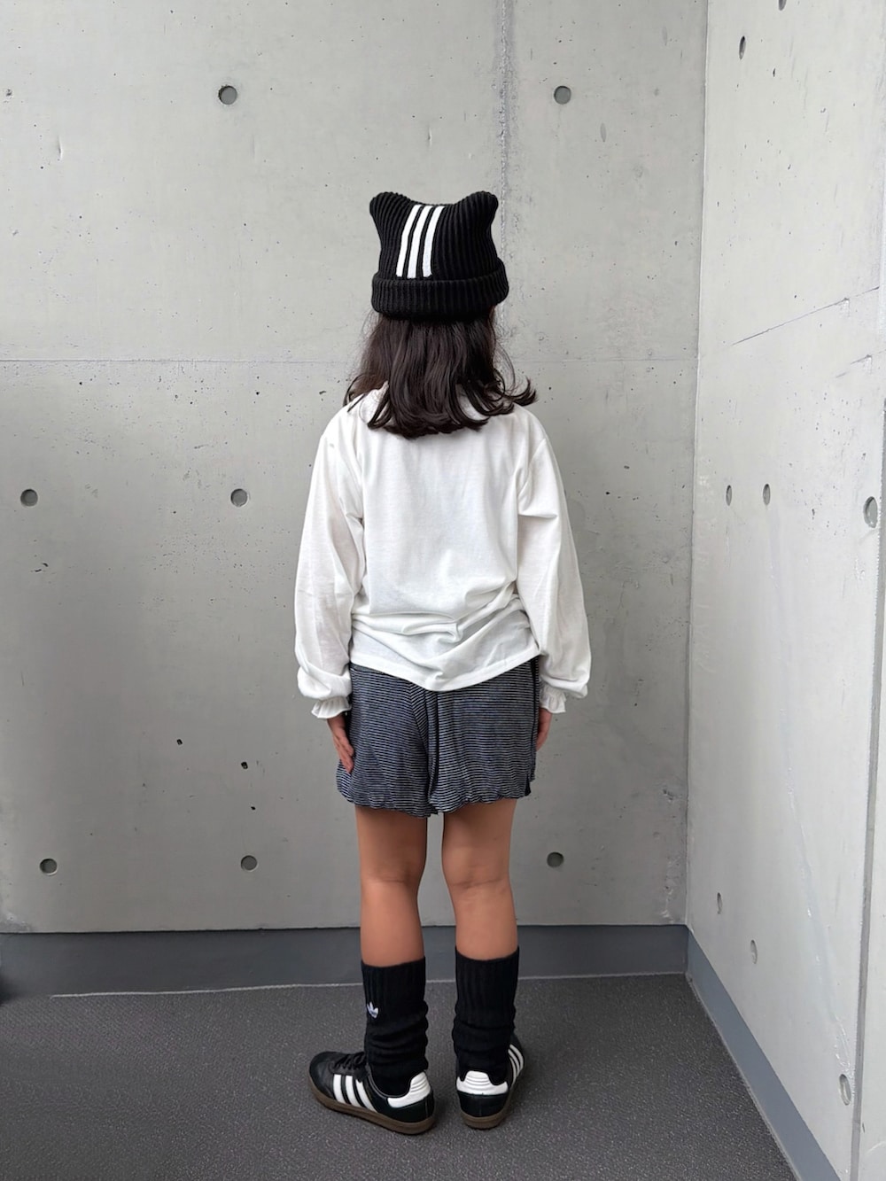 ホワイト系のTシャツ/カットソー、ブラック系のスニーカー、ブラック系のその他パンツを着用したキッズの秋コーディネートの4枚目の写真