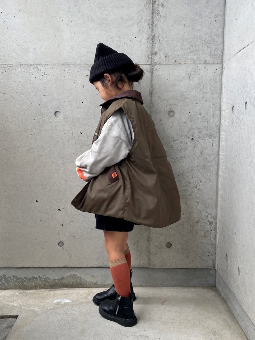 ブラック系のその他パンツ、グリーン系のブルゾン、ホワイト系のTシャツ/カットソーを着用したキッズの秋コーディネートの3枚目の写真